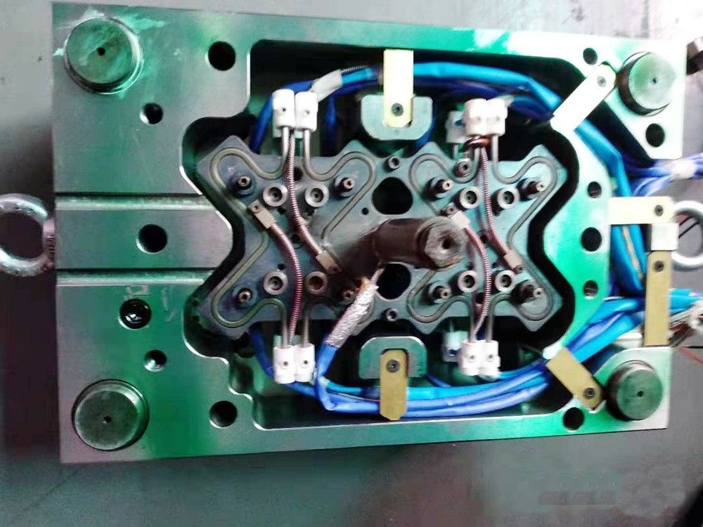 मिनी ऑटो पीपी प्लास्टिक ऐशट्रे S136 हॉट रनर इंजेक्शन मोल्ड