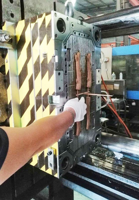 पीपी लकड़ी चैफ डॉग बिटिंग टॉय के लिए HRC48 S50C इंजेक्शन मोल्ड